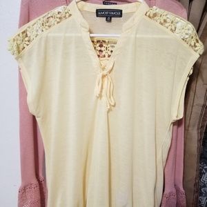 Cute womens top 🌺